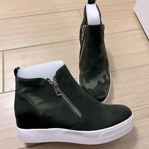 Steve Madden Dark Camo Wedge Booties. NWT. SIZE 7.5